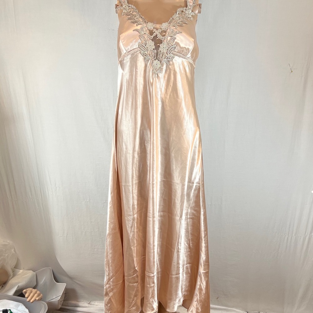 Flora Nikrooz women’s Nightgown. Sz XL. Polyester Satin. Built in Bra.